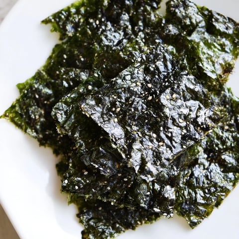 Close-up of golden, crispy Roasted Seaweed Chips seasoned with salt and sesame oil, perfect for vegan snacking.