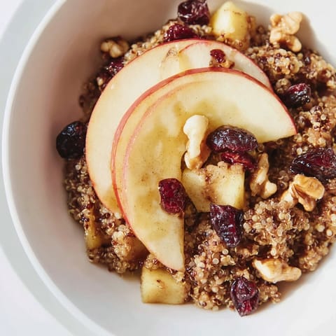 A cozy bowl of Apple Cinnamon Quinoa Bowl, the perfect blend of warm cinnamon and creamy quinoa.